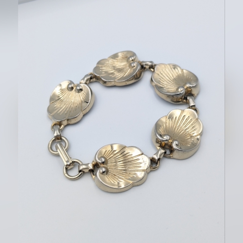 4/24$  Vintage gold tone shell design bracelet